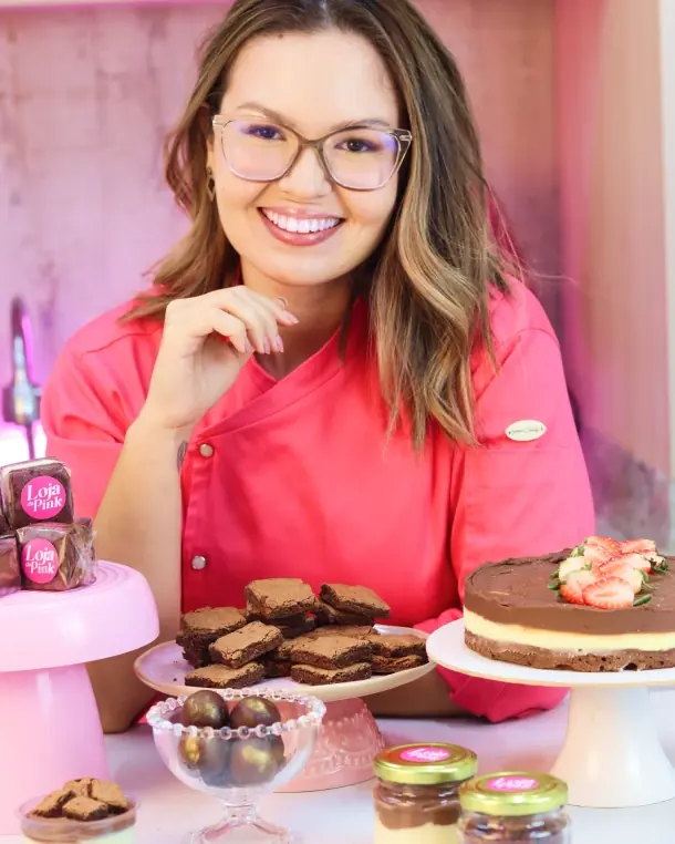 Laíse com a mesa do cardápio Brownie Zero